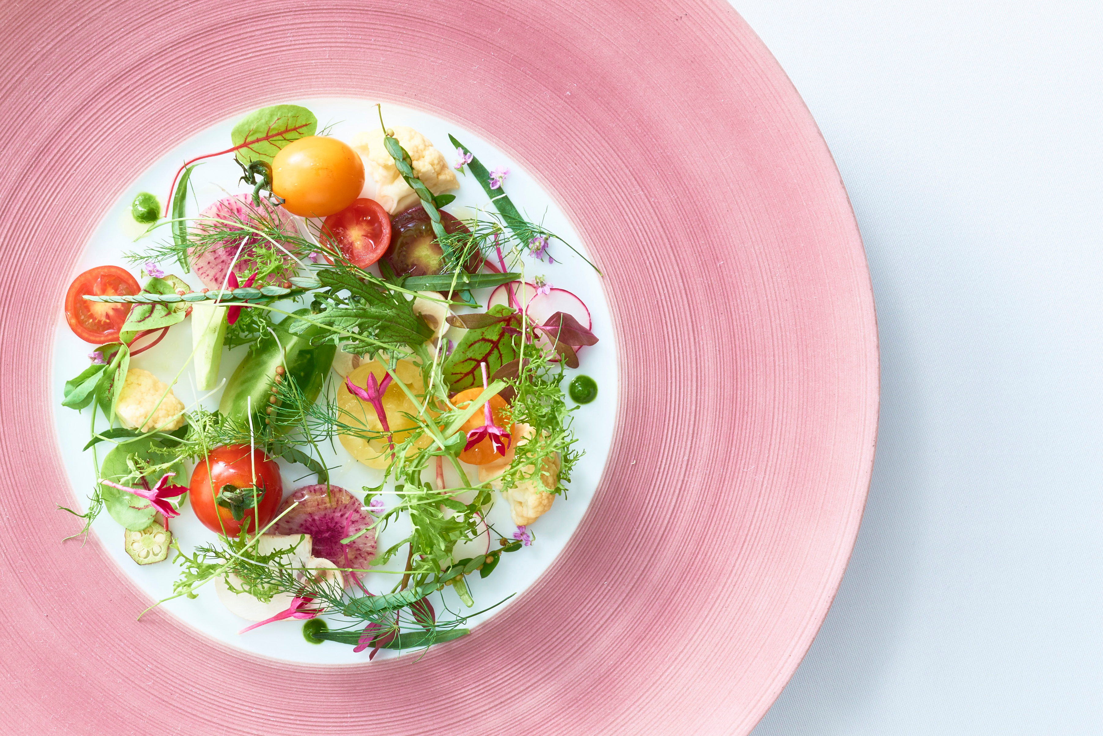 料理も接客も、“美しさ”を届ける仕事。感性を活かせる職場です。