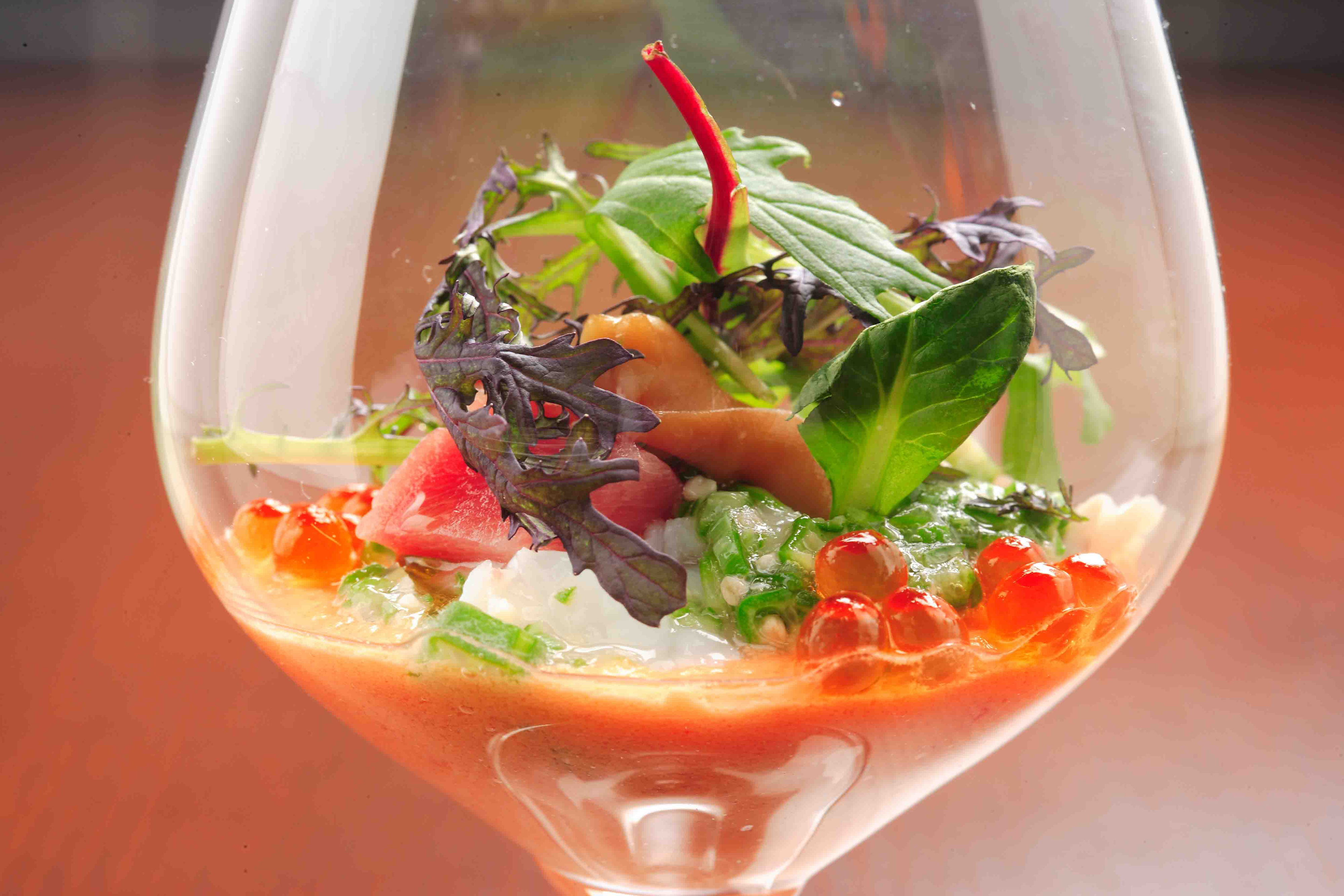 料理との会話を楽しめるホールの仕事。ワインやペアリングも学べます。