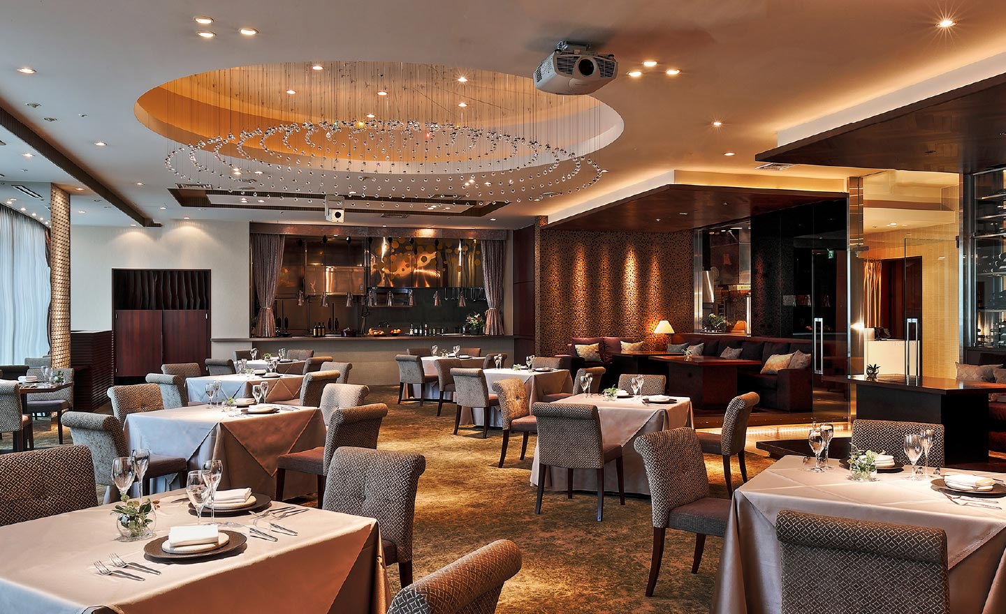 完全予約制のラグジュアリー空間で、一人ひとりに丁寧な接客を。