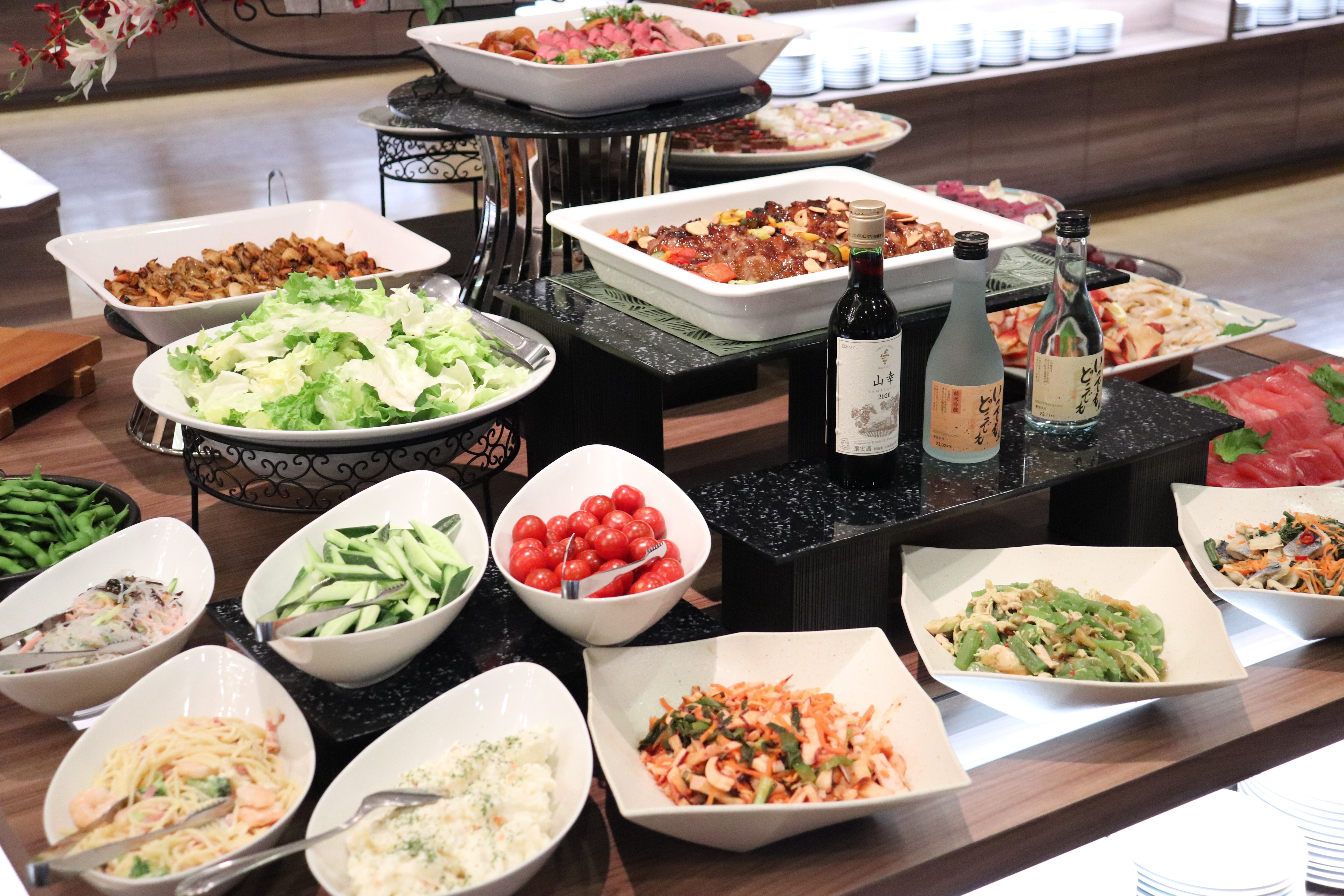 旬の食材をふんだんに使った、彩り豊かな和洋中のメニューが並ぶ。