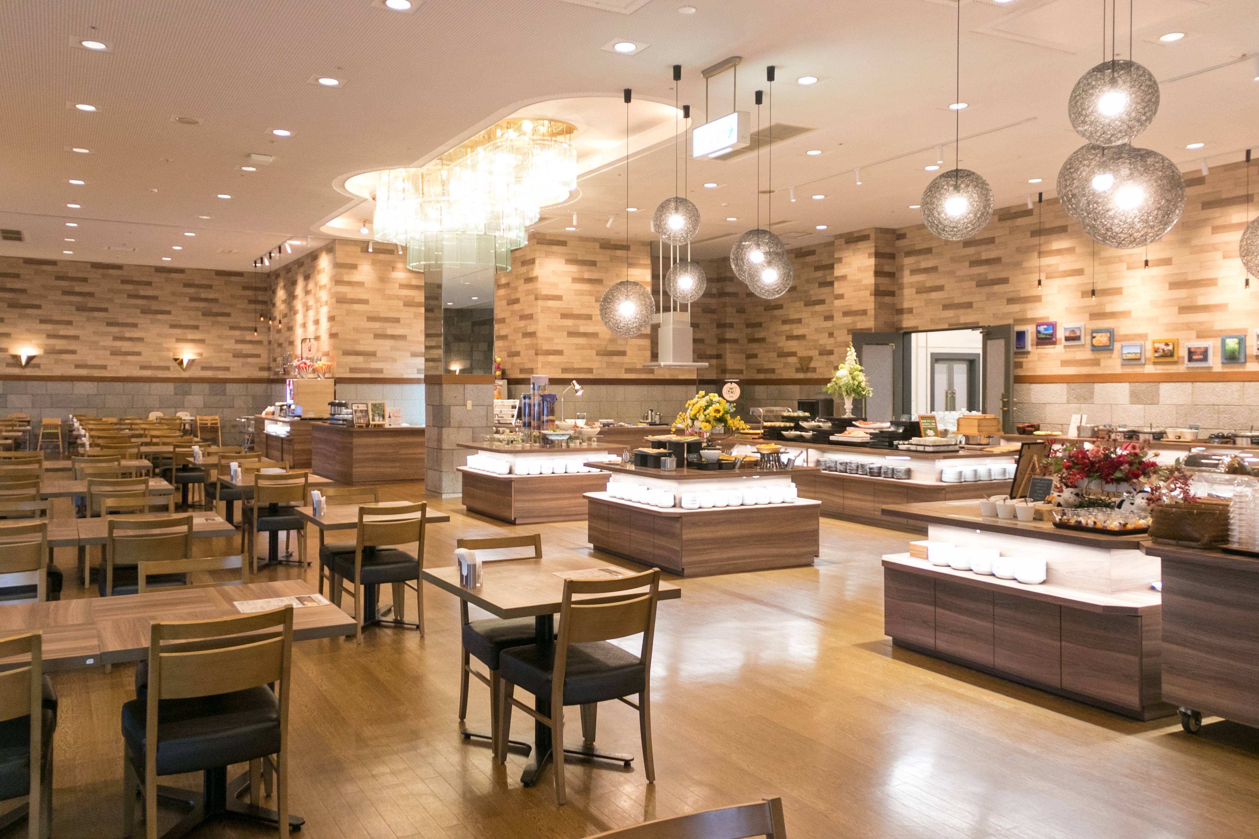 ホテルらしい上質感あふれる空間。料理と共に季節の演出も楽しめる。