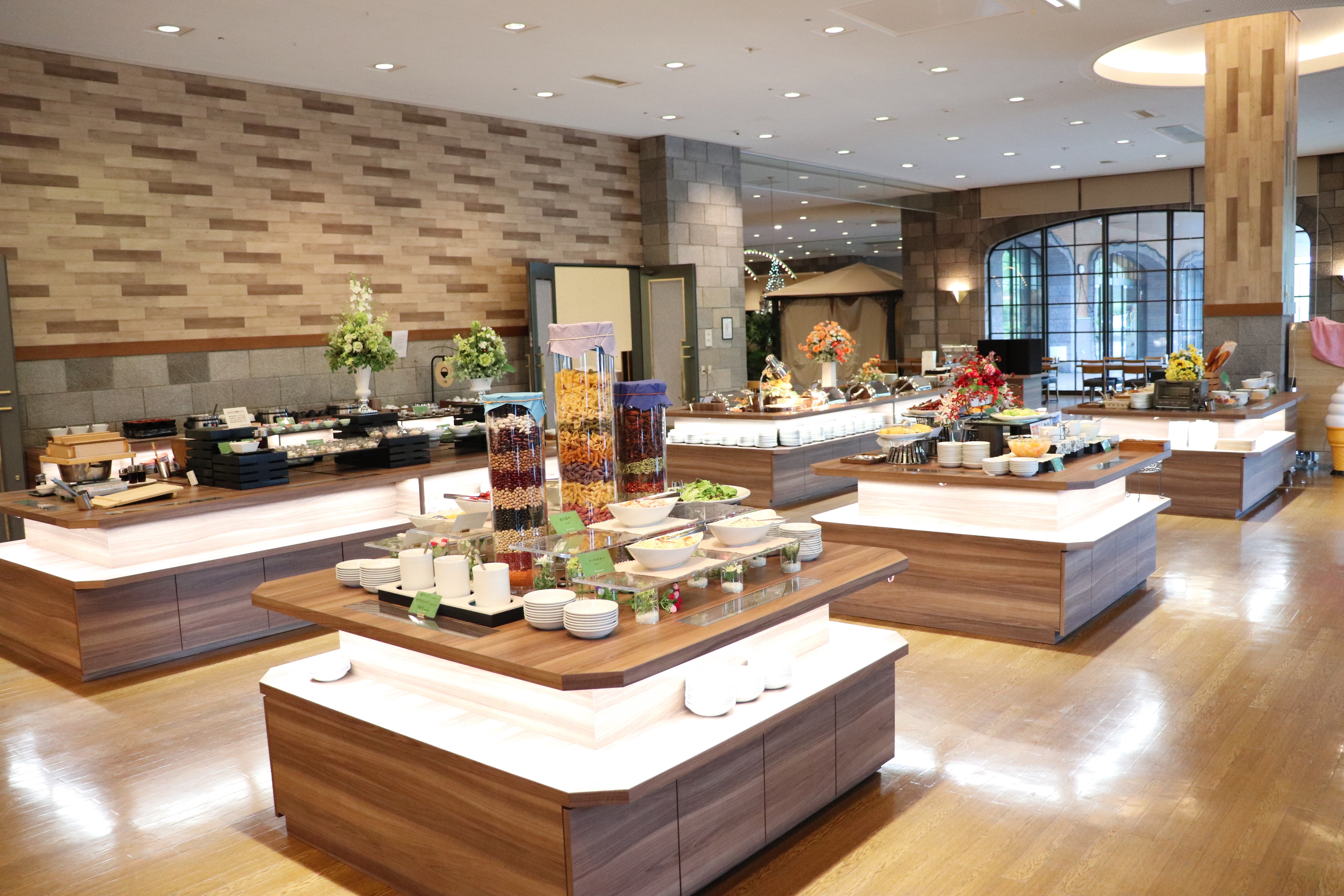 広々としたバイキング会場。和洋の多彩な料理で朝から贅沢な時間を。