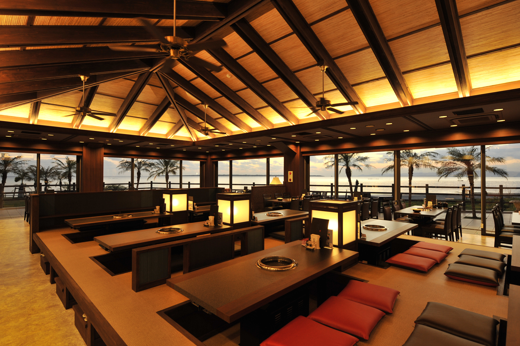 海を眺めながら過ごせるリゾートレストラン。非日常の空間で、料理人としての経験を活かせます。