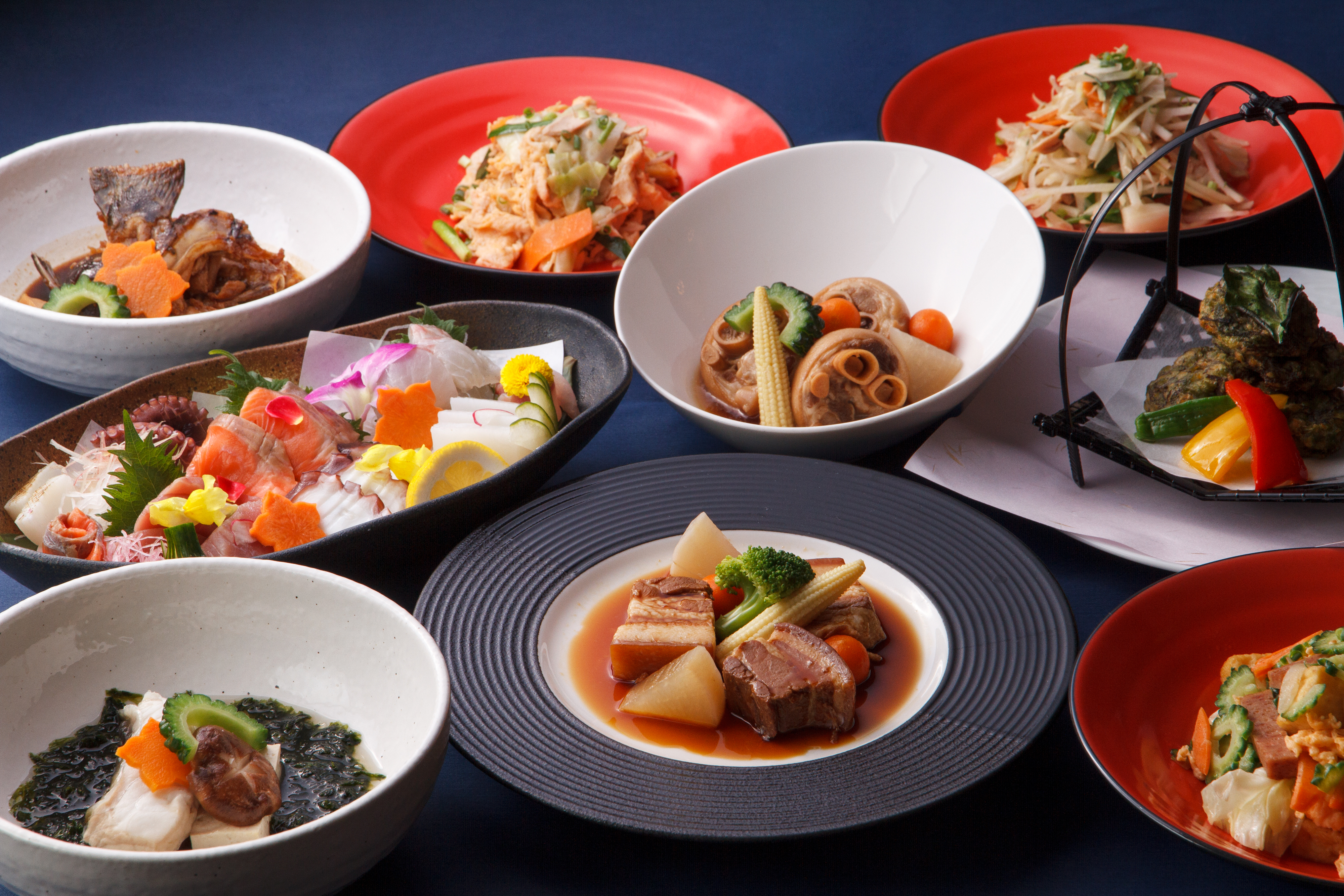 和食・洋食を問わず幅広く調理。日々の提供を支えながら、料理の引き出しも増やせる環境です。