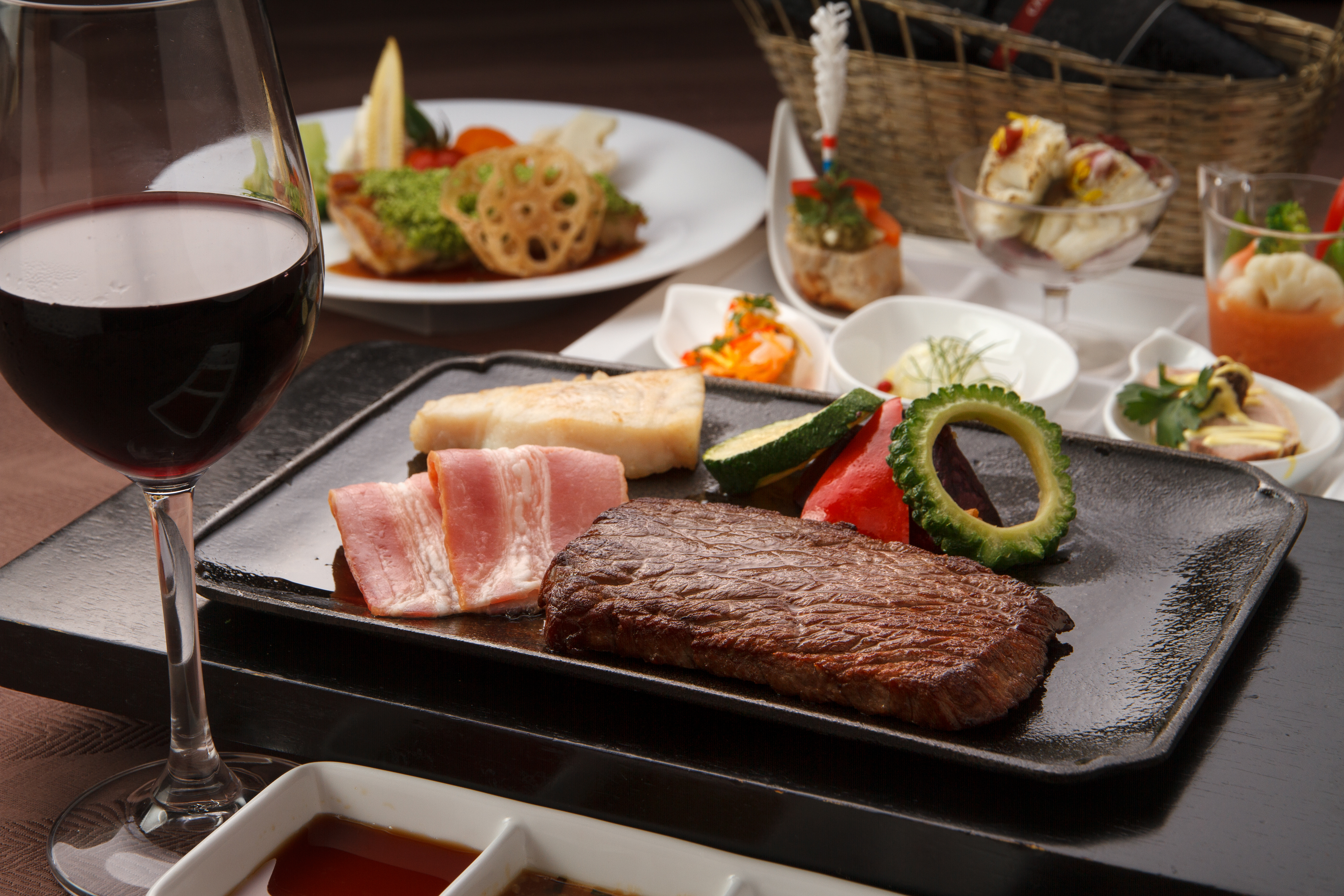 島の滞在を彩る“ごちそう時間”。素材の良さを活かした一皿で、お客様の笑顔をつくります。