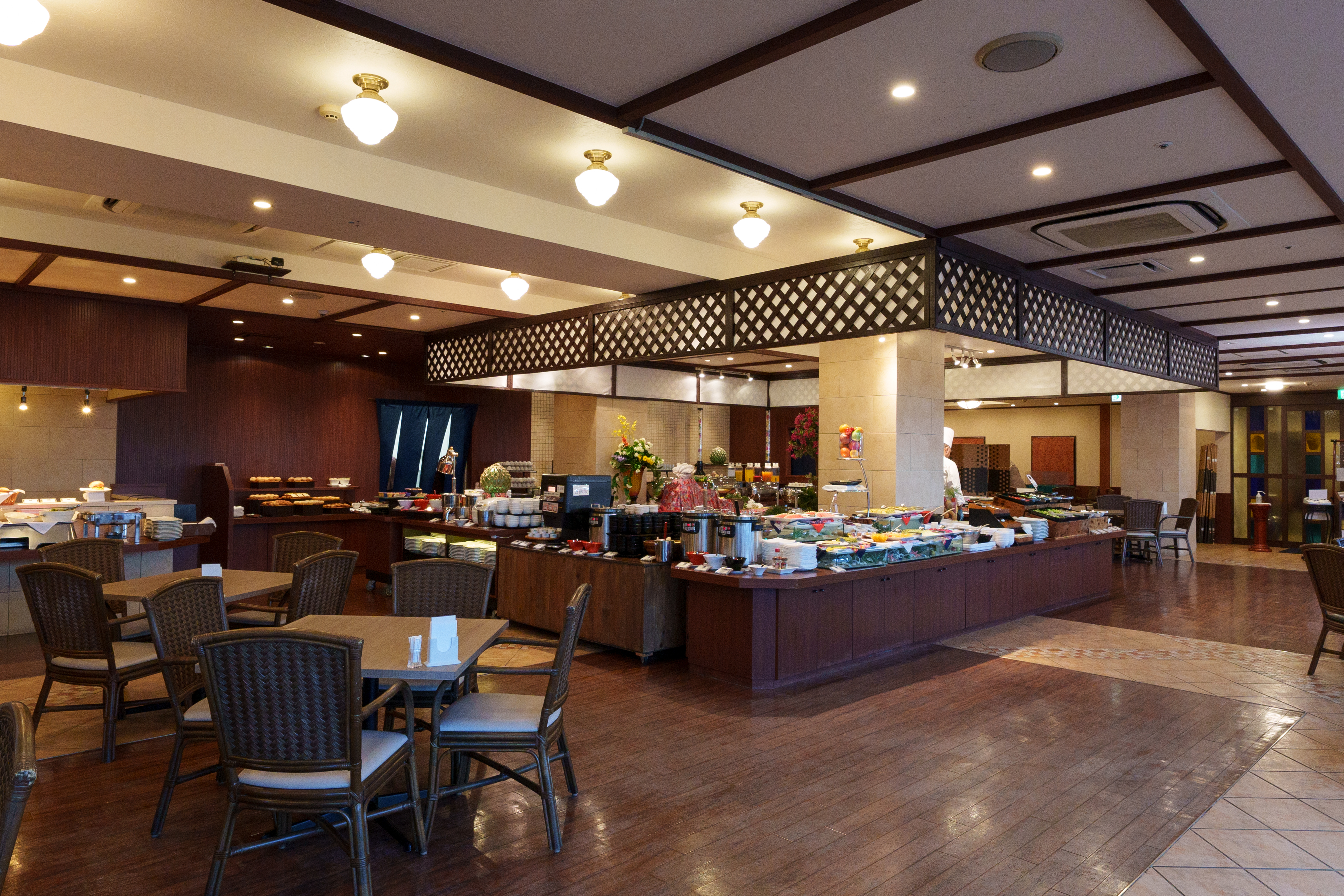 朝食・夕食はバイキングスタイル。チームで連携しながら、安定した品質とスムーズな提供を支えます。