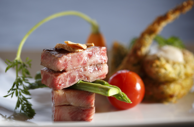 全10室の静かな温泉宿。お客様と料理の距離が近く、丁寧な仕事が評価される環境です。