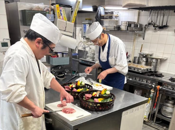 少人数の厨房で仕込みから仕上げまで担当。技術をじっくり深めたい方に最適です。