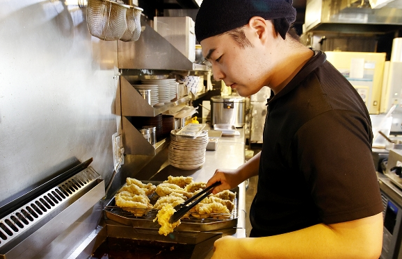 月給30万円～41.9万円。店長としてメンバーの個性を引き立てて、店を盛り上げて下さい
