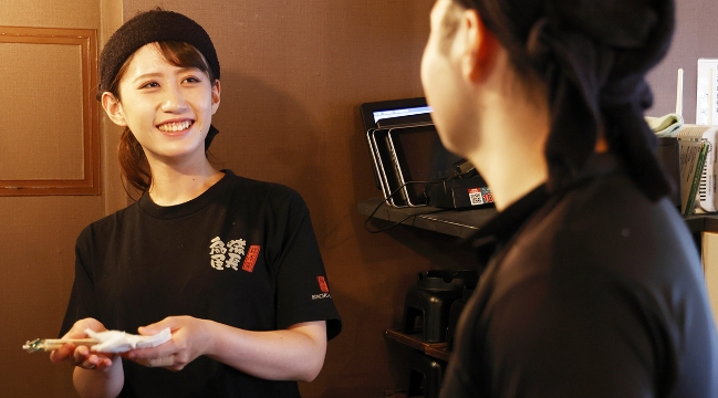 月給30万円～41.9万円。店長としてメンバーの個性を引き立てて、店を盛り上げて下さい