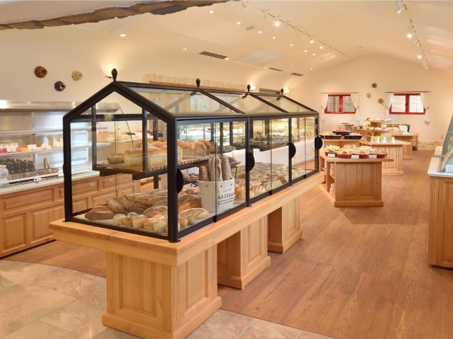 焼き上がったパンは併設ショップへ。空間ごと“おいしさ”を届けます。