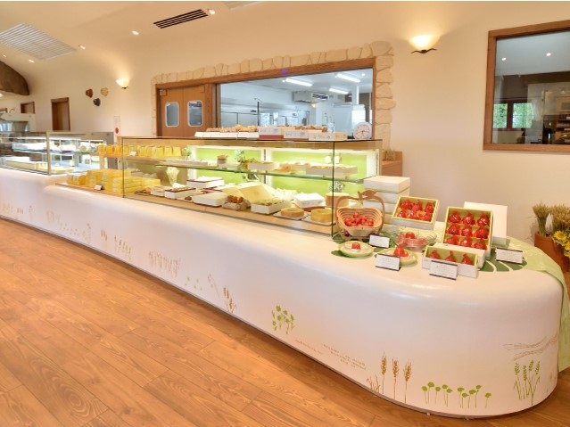 パン・スイーツ・レストランが集結。複合業態の面白さを実感。