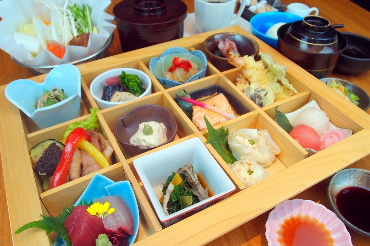 「食」と「介護」という、生きていく上で欠かせない事業を営んでいます