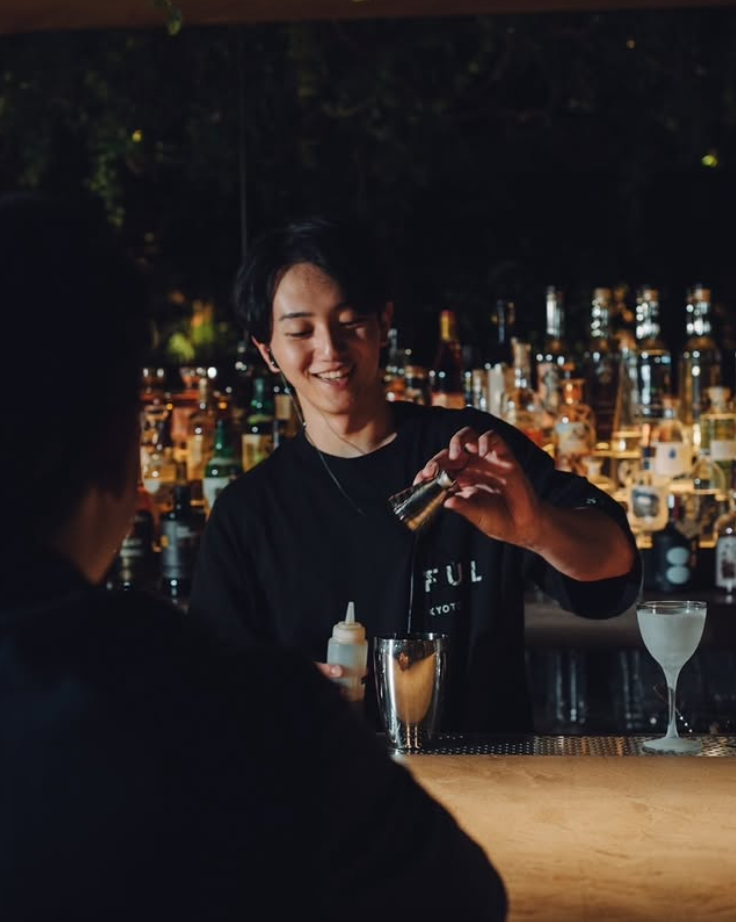 ライブ感あるカウンターでは、感性を活かしたサービスが光る。