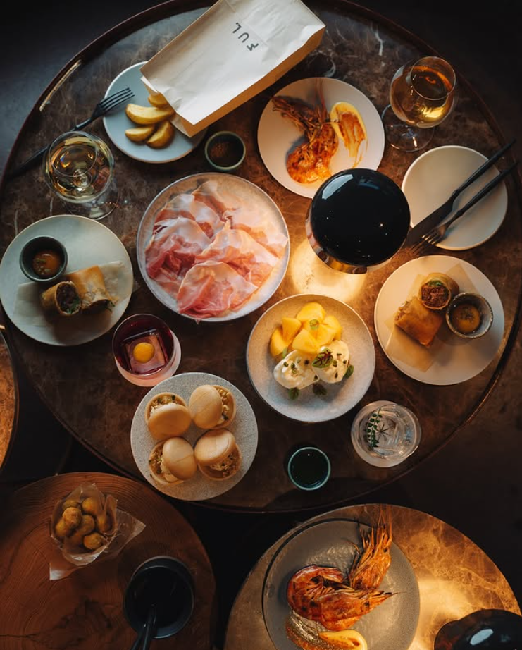 彩り豊かなバーフードとナチュラルワインの多彩なペアリング。