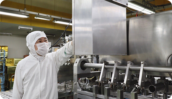 機械を駆使しつつも、人の確認を重視。安定した品質を支えます。