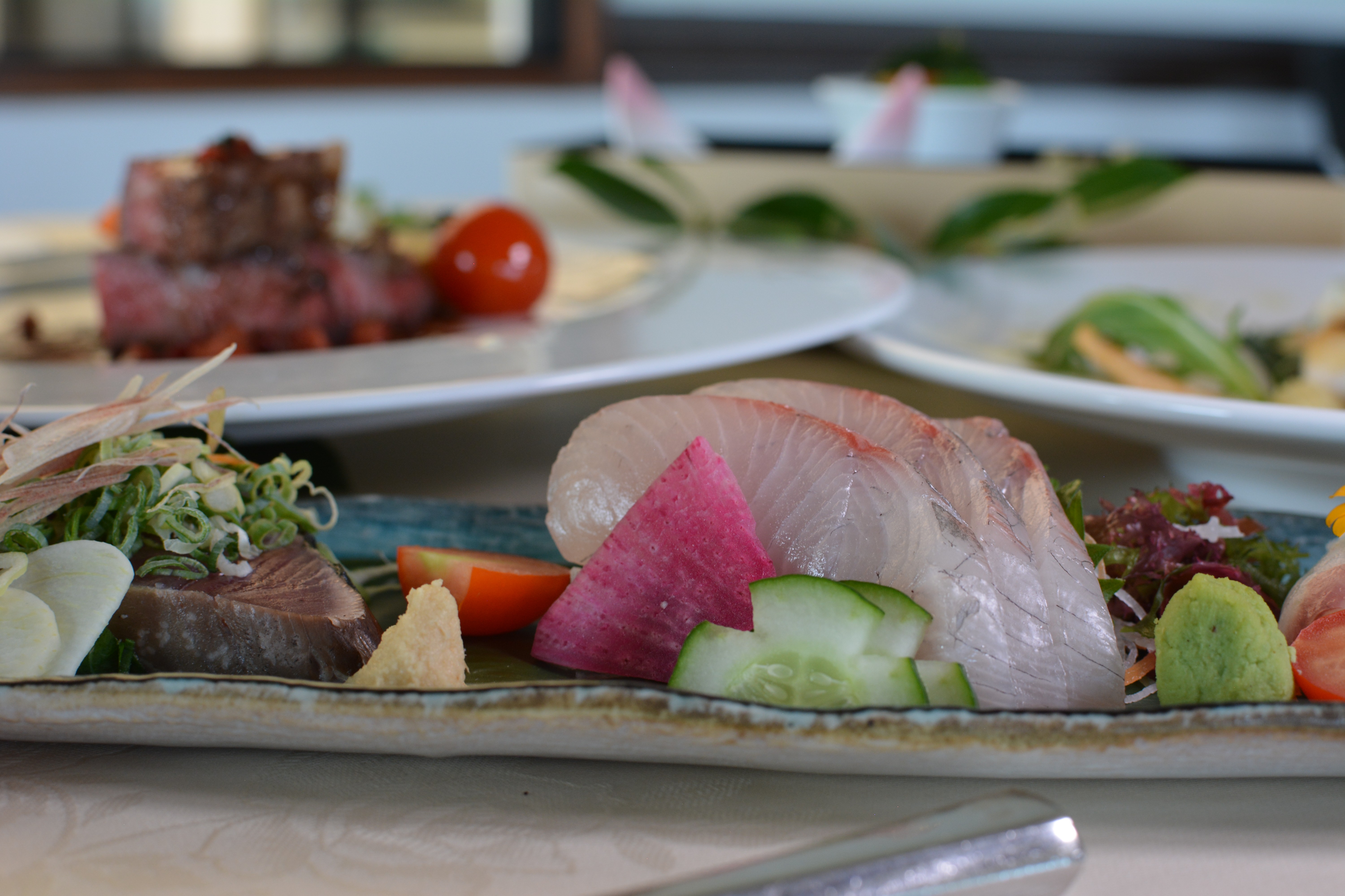 新鮮な魚介や肉料理を華やかに盛付。宴会や会席を彩る特別な料理。