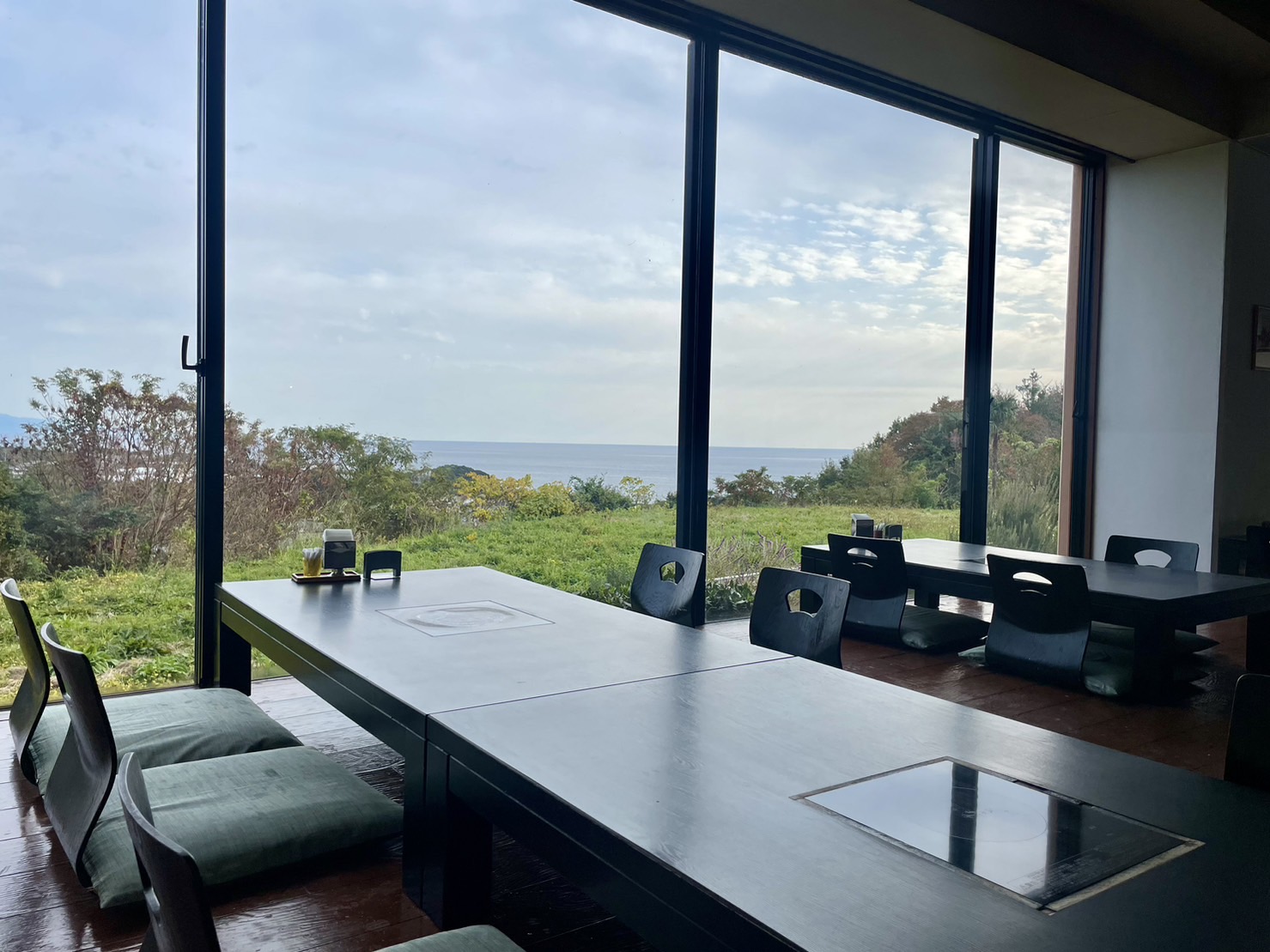 海を望むレストランでのひととき。調理スタッフも場を支えます。