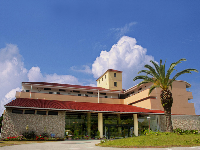 南国ムード漂う外観。非日常の空間で働けるのもリゾートホテルの魅力。