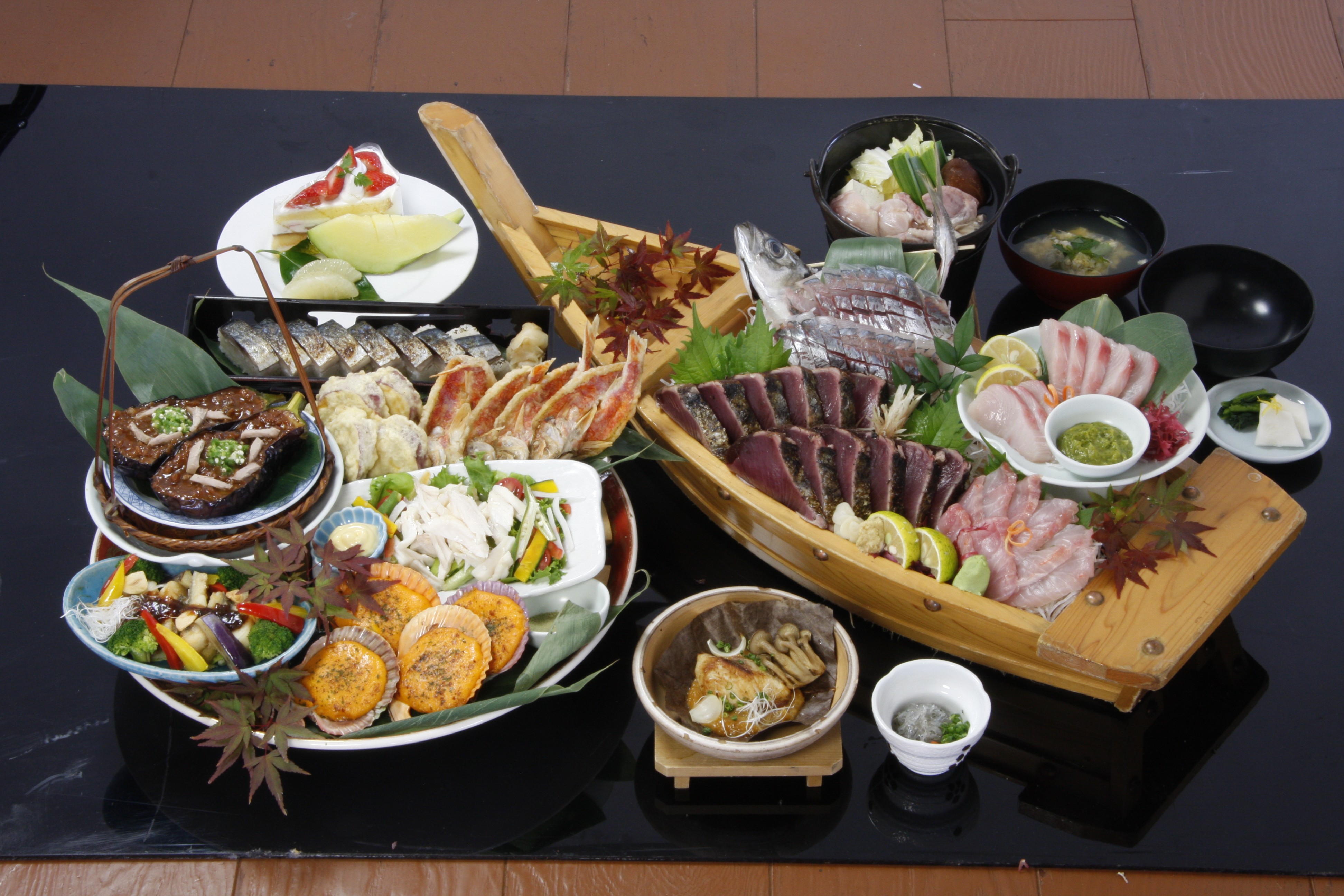 旬の魚や郷土料理を盛り込んだ皿鉢料理。宴席を彩る豪華な一品。