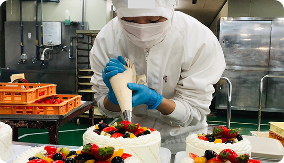 手しごとの繊細さが光るケーキ製造。記念日を彩る一品を届けます。