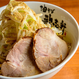 麺とタレをしっかり絡めて、豪快に味わうのが流儀!