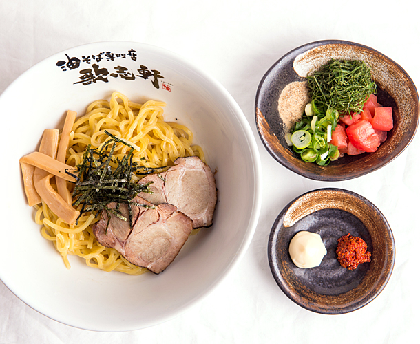 自由なトッピングで自分好みに。これが“油そば”の楽しさ!