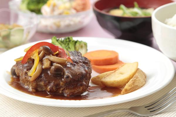 チームで協力しながら、温かい食の場をつくります。