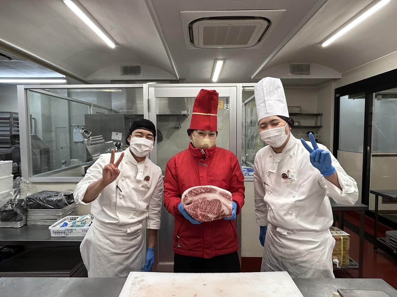  包丁の握り方からでも大丈夫。先輩たちのサポートで、少しずつできることが増えていきます。