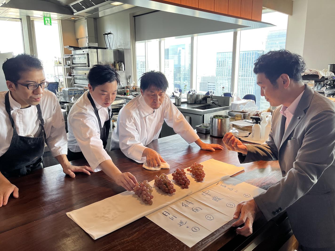 東京駅、表参道駅の各駅すぐ!洗練された街の舞台で、料理人としての感性を育てませんか。