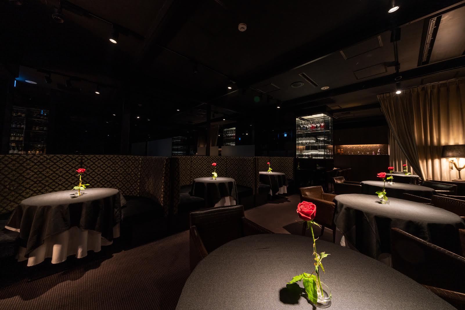 1995年の創業以来、“皿の上で語る”料理と人づくりを追求しています。