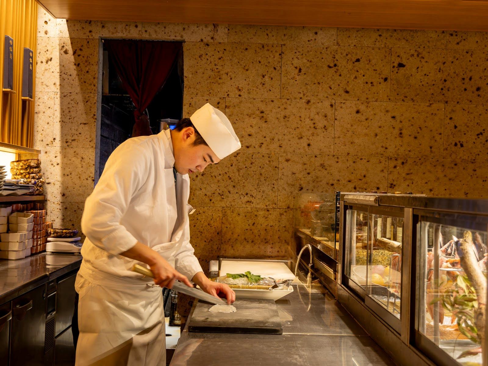 一つのジャンルに縛られない。多様な業態で腕を磨き、一流の料理人へと成長しよう。