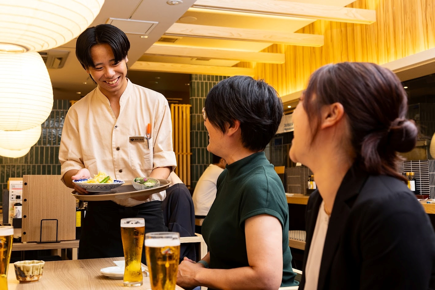 頑張りがしっかり評価される環境で、接客のプロを目指す。未経験でも高収入を目指せます。