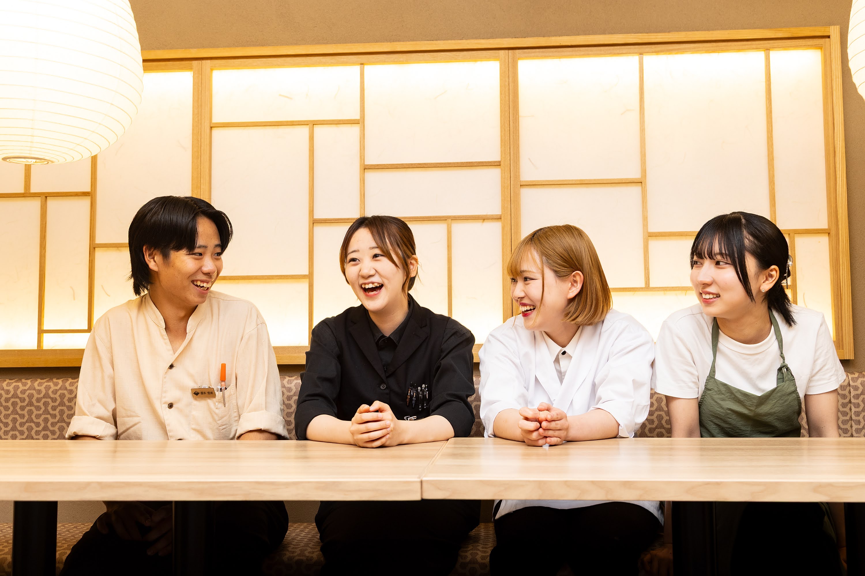 最高のチームで、最高の「おもてなし」を。店舗の垣根を越えた温かい仲間が、あなたを待っています。