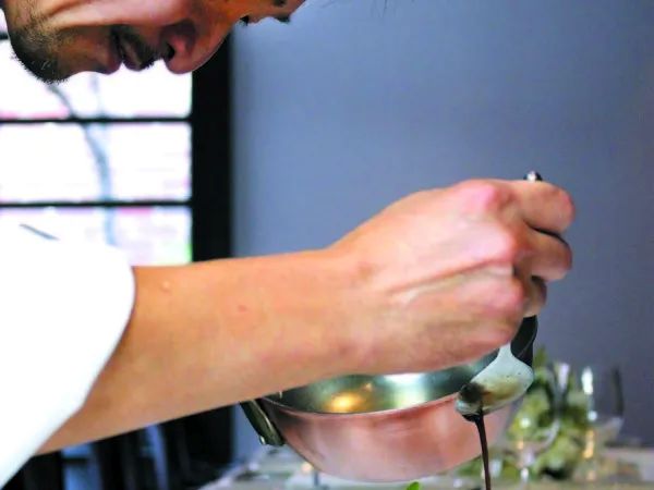 時給1200円～◎極上空間で、あなたの接客を輝かせませんか？