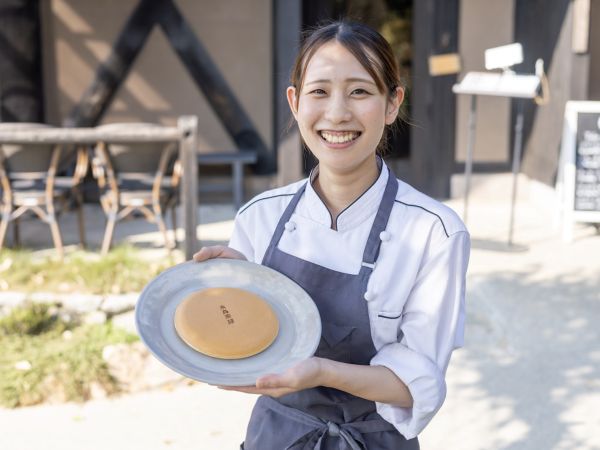 絶景カフェで接客デビュー！未経験OK◎自由シフト＆まかない付。