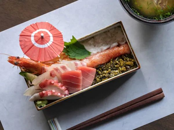時給1200円~◎庭園を望む和空間で、丁寧な接客を。