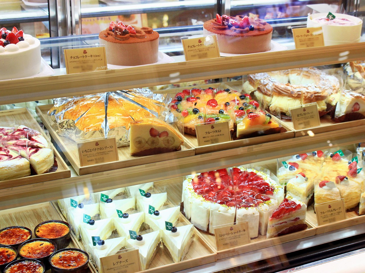 彩り豊かなケーキたちが並ぶ、心ときめくショーケース。