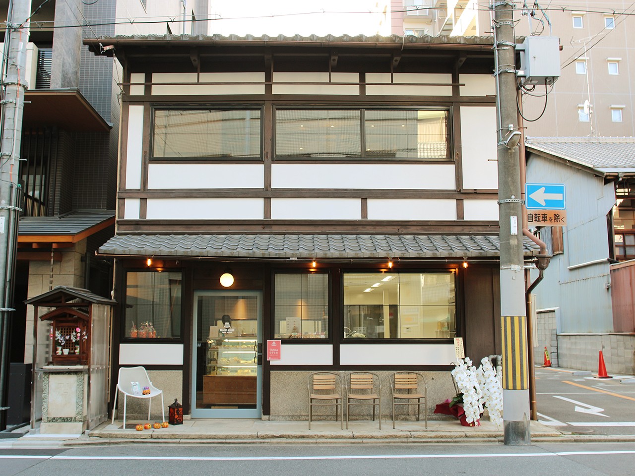明るく清潔な店内は、木の温もりに包まれた落ち着ける空間。