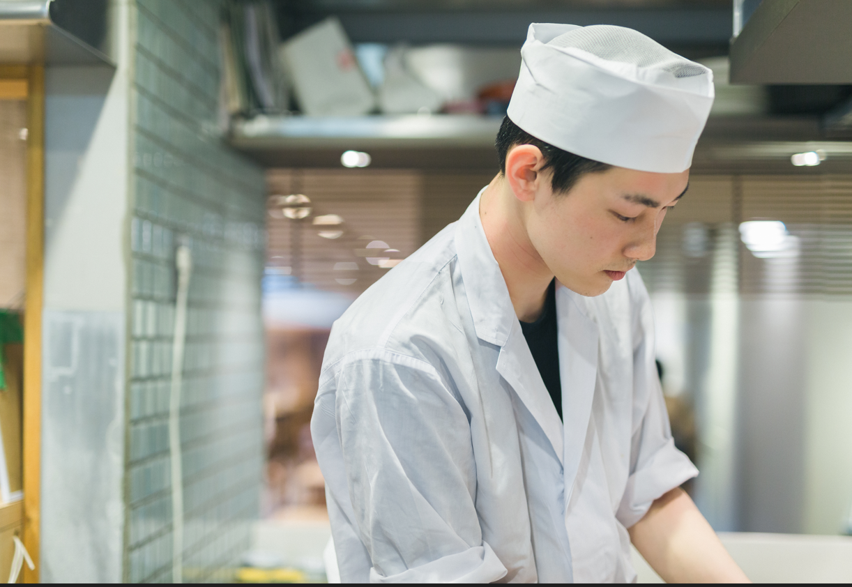 食材や調理器具の扱い方や仕込みの基本を学びながら、仕事の流れを少しずつ覚えていきましょう。