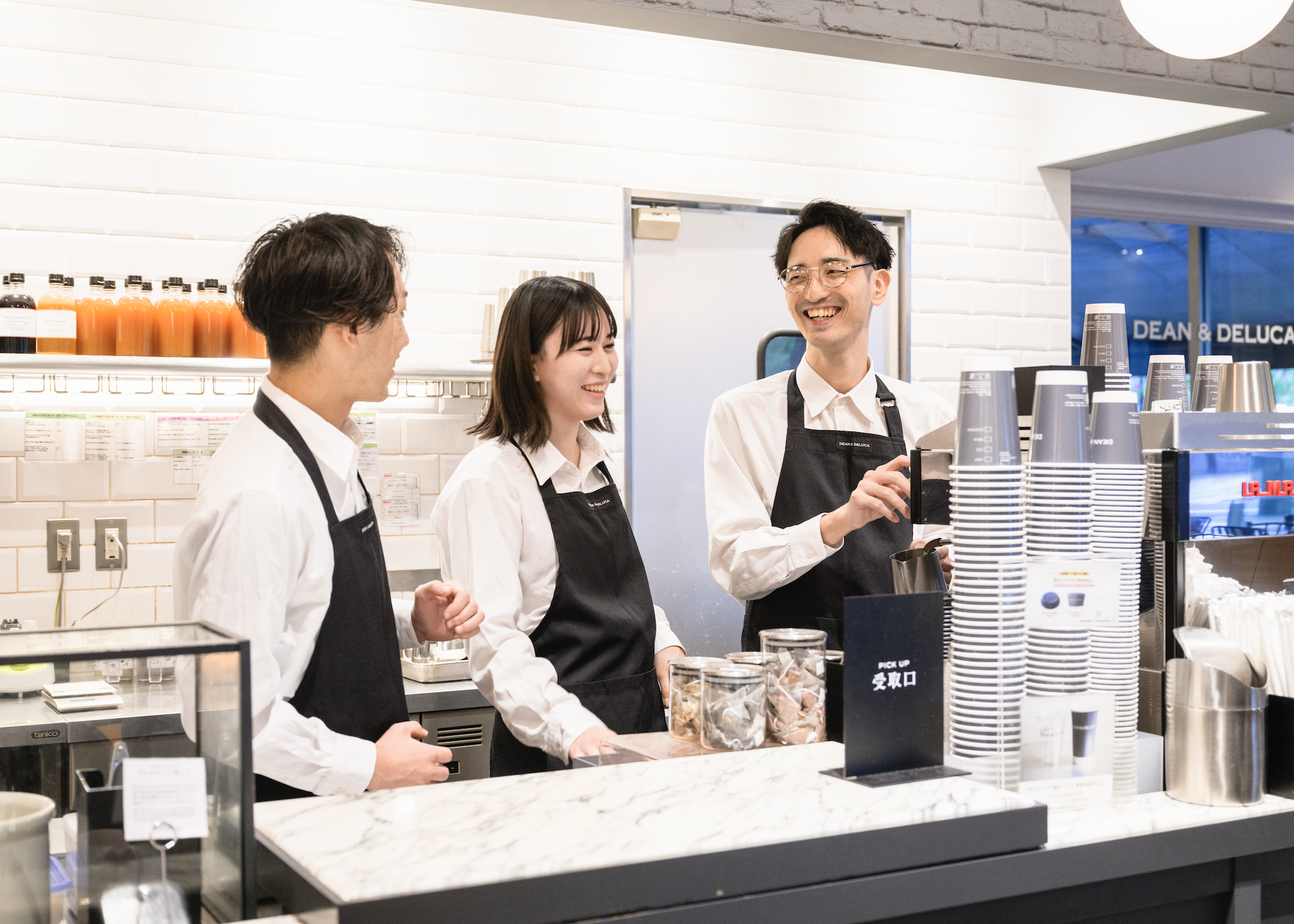 世界中の食文化や商品の背景まで伝える接客。お客様の日常に、小さな幸せを届ける仕事。