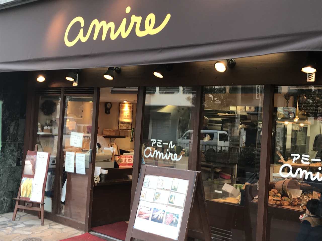 コンパクトな店内。コミュニケーションが取りやすく、チームワークは抜群です。