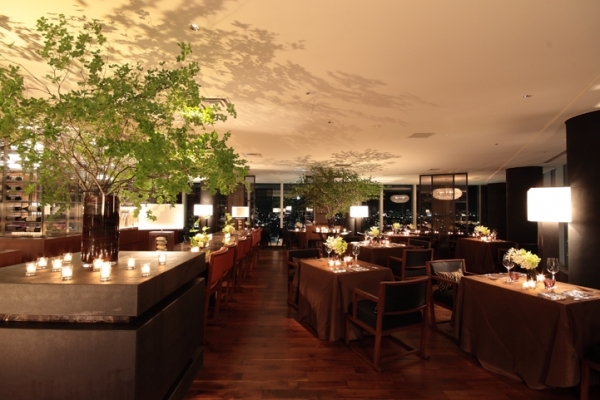 店内のワインセラーには、1000本をこえるワインをご用意。ソムリエがお料理に合うワインを選びます。