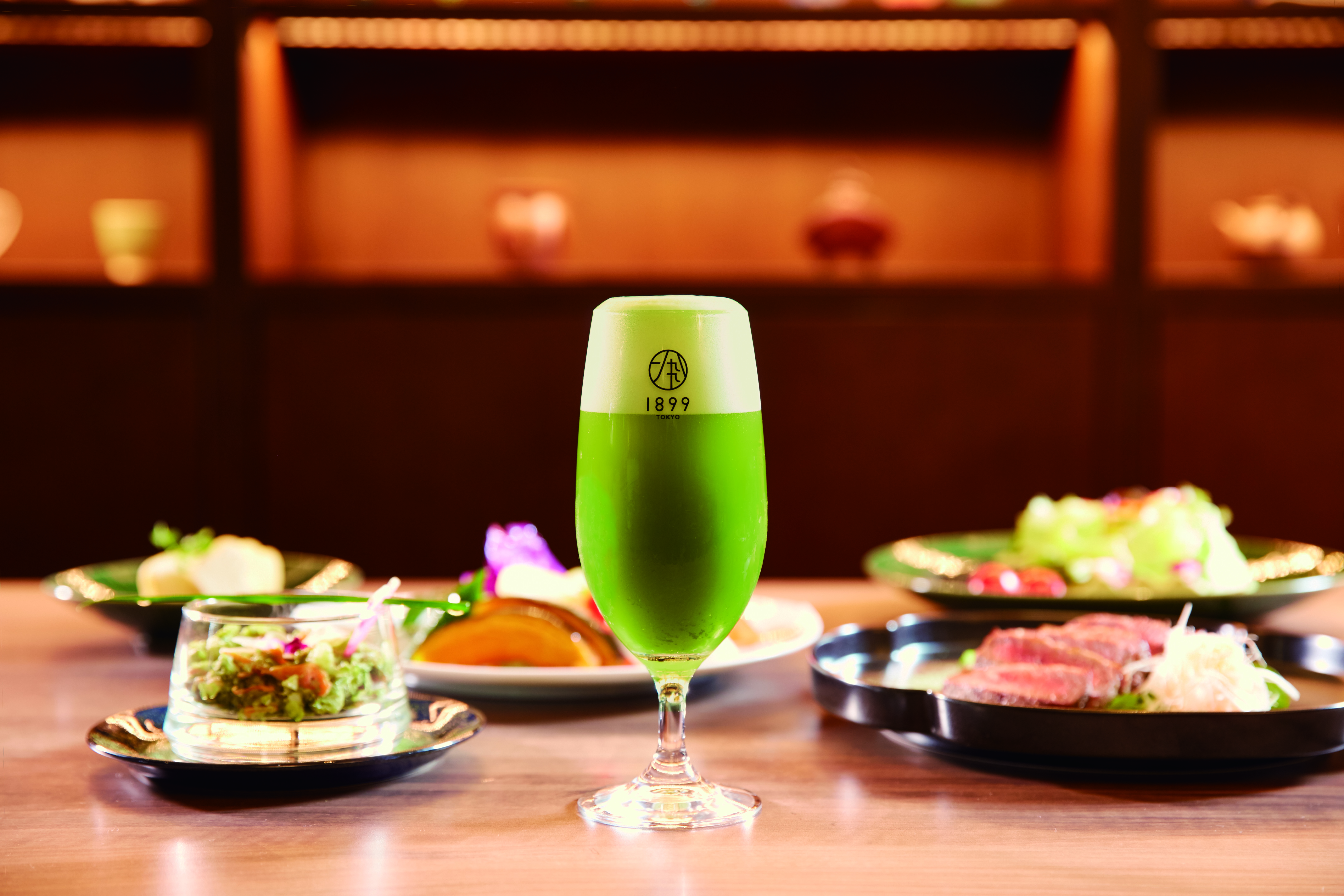 抹茶ビールとともに楽しむ、彩り豊かな創作和食のひととき。