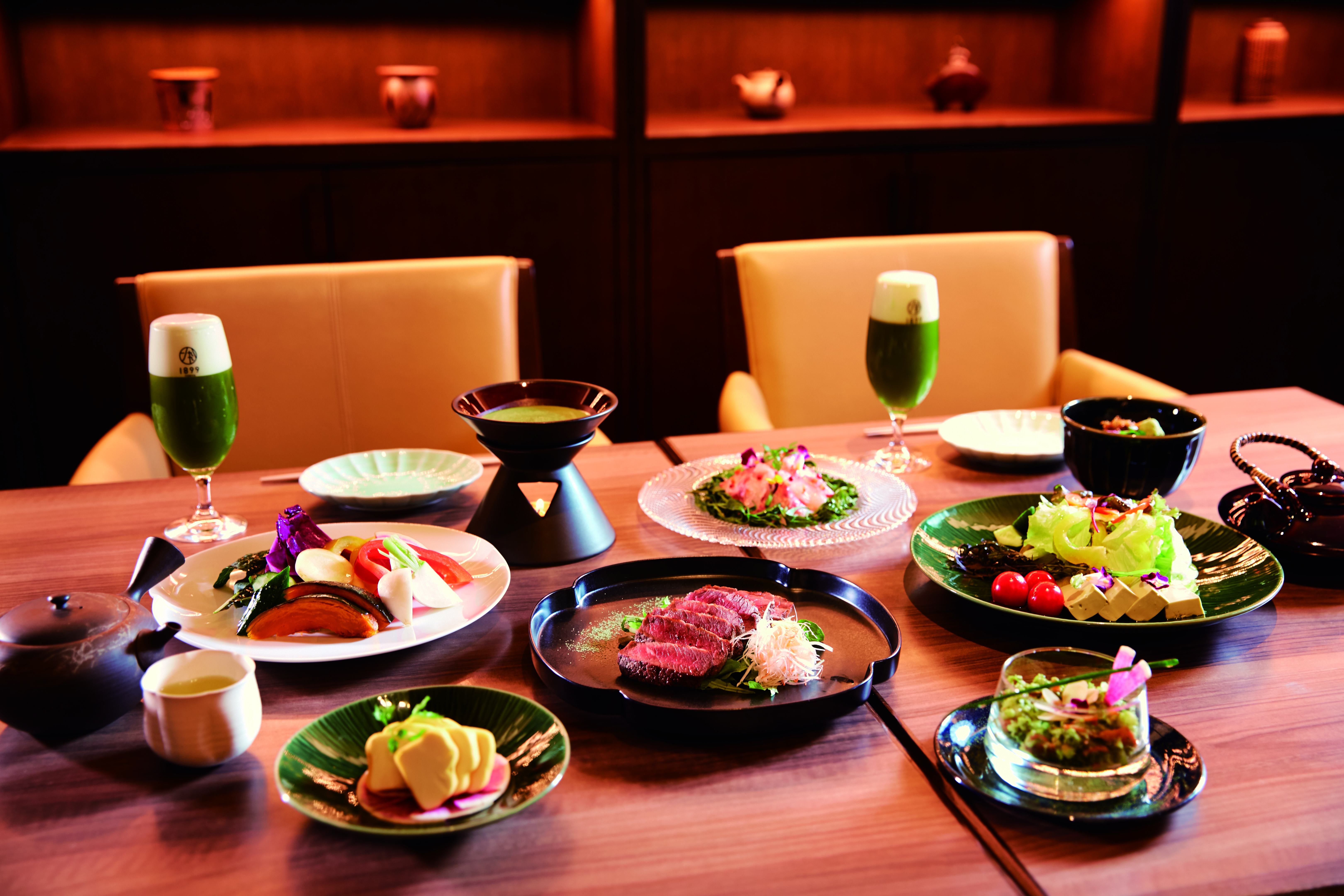 前菜からメインまで、日本茶とともに味わう創作和食のコース。