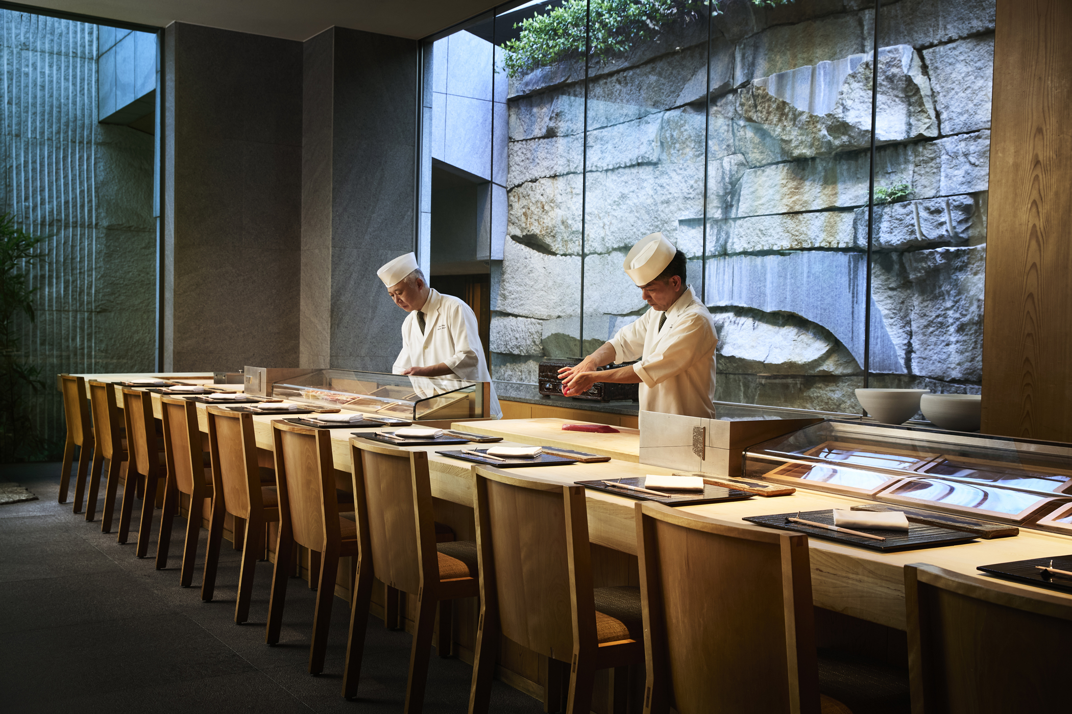 オープンキッチンや実演調理も。“魅せる料理”でお客様とつながる体験を。