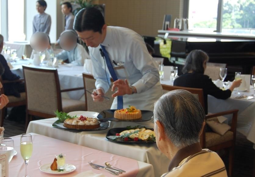 明るく開放的なダイニング。いつも笑顔で居住者様をお迎えしています