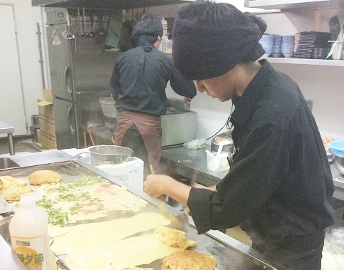 鉄板の上で腕を振るう。経験が活きる現場です