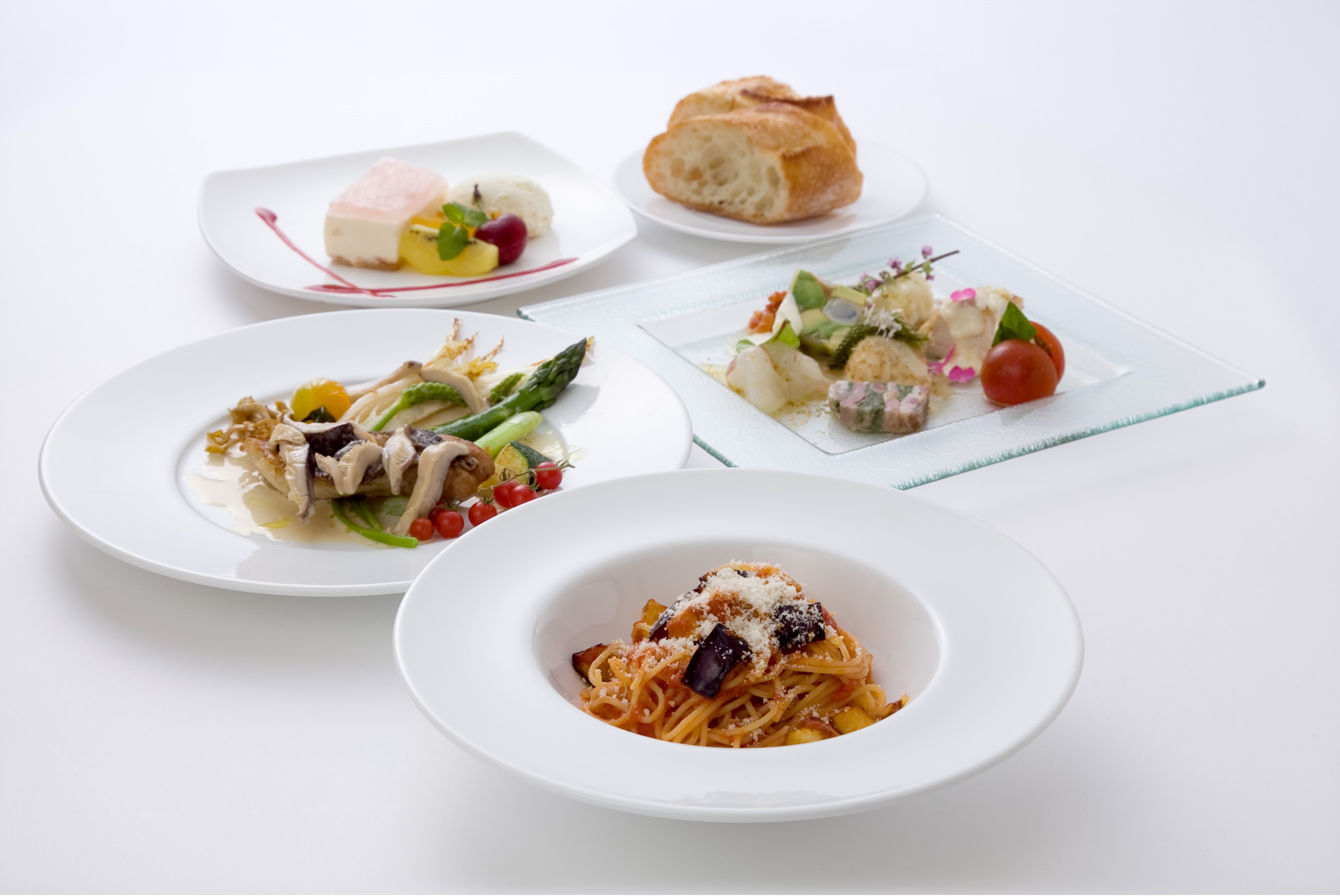 ホテル出身のシェフが作る彩りが鮮やかな料理。