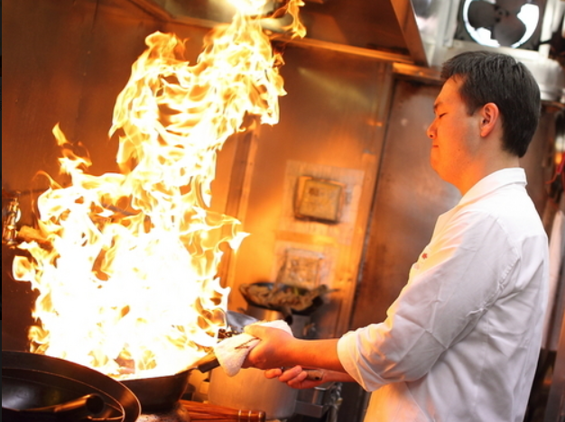 自由が丘駅から徒歩5分。地域のお客様に長く愛されてきた、街に根づく老舗中華です。